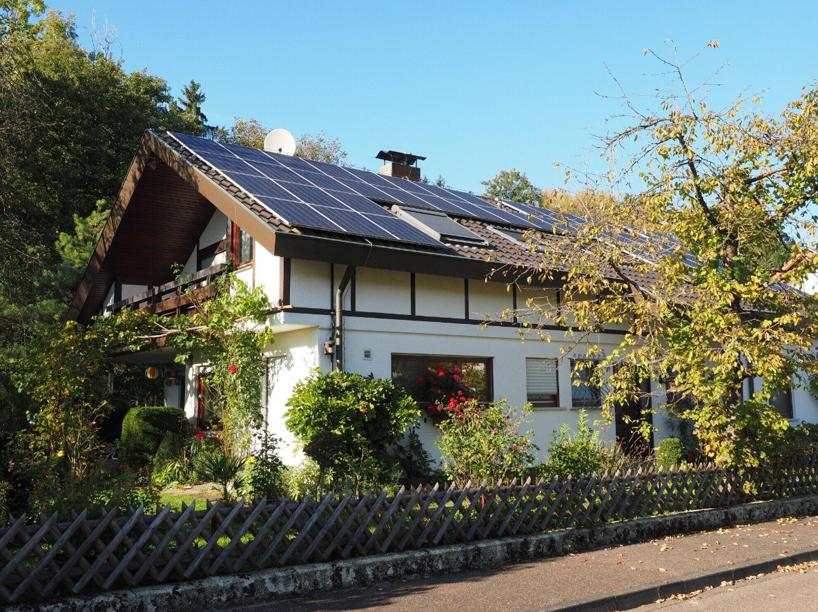 8 Tips for Finding the Best Solar Provider for Your Small Modern House